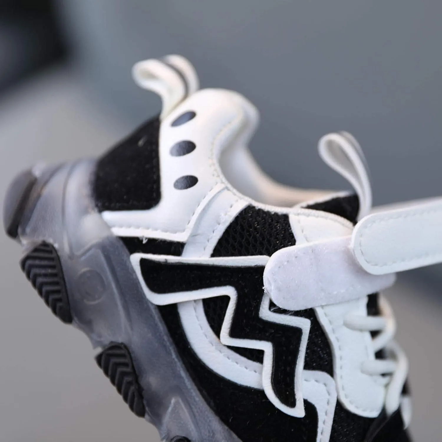 Kids LED Light Up Shoes Baby Boys Girls Sneakers Lightweight Mesh Athletic Running Walking Shoes (Black, 4-4.5 Years)